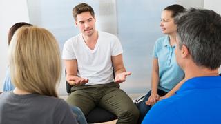 Lutter contre les discriminations dont peuvent être victimes les lesbiennes et les gays Lutter contre les discriminations dont peuvent être victimes les lesbiennes et les gays